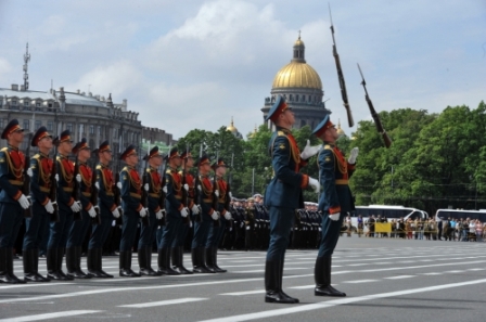 16 июня на Дворцовой площади танцевали кадетский вальс