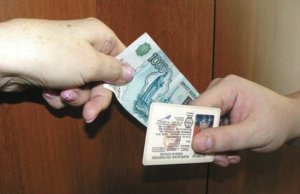 В Ленобласти Сотрудник ГИБДД выдавал водительские права за деньги