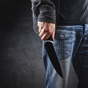 В Тихвине маньяк напал с ножом на девятиклассницу