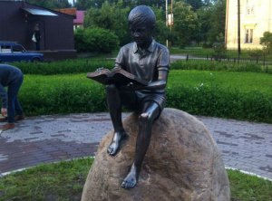 Памятник читающему мальчику появился в Токсово