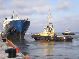 В порту Усть-Луга пять дней не могут поднять затонувшую баржу